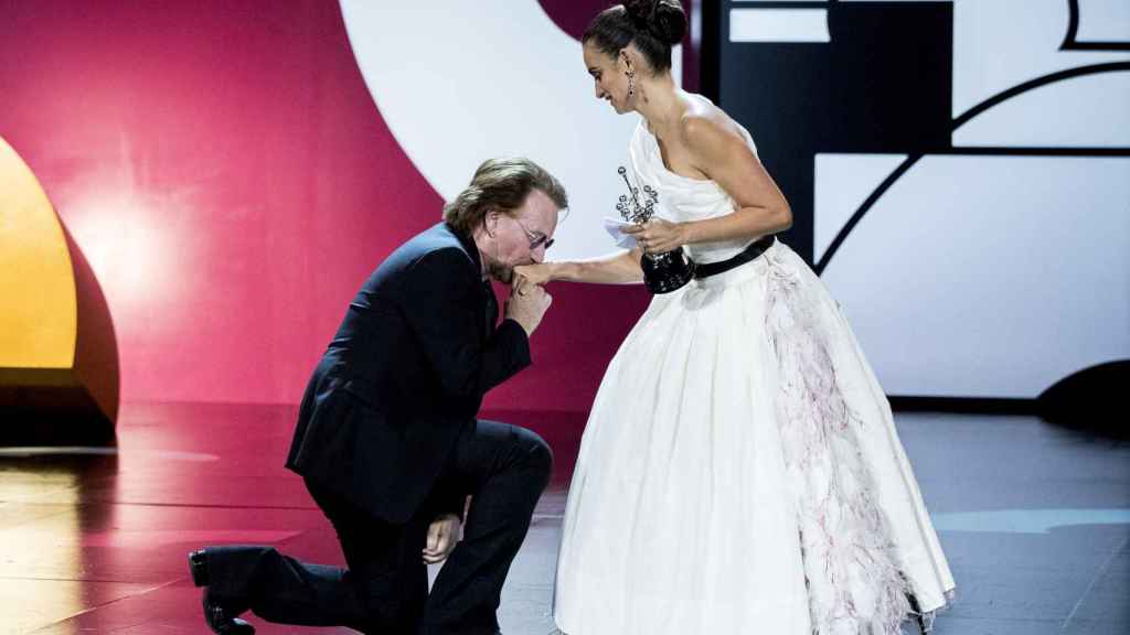 Bono se arrodilla ante Penélope Cruz tras entregarle el premio Donostia en reconocimiento a una carrera irrepetible.