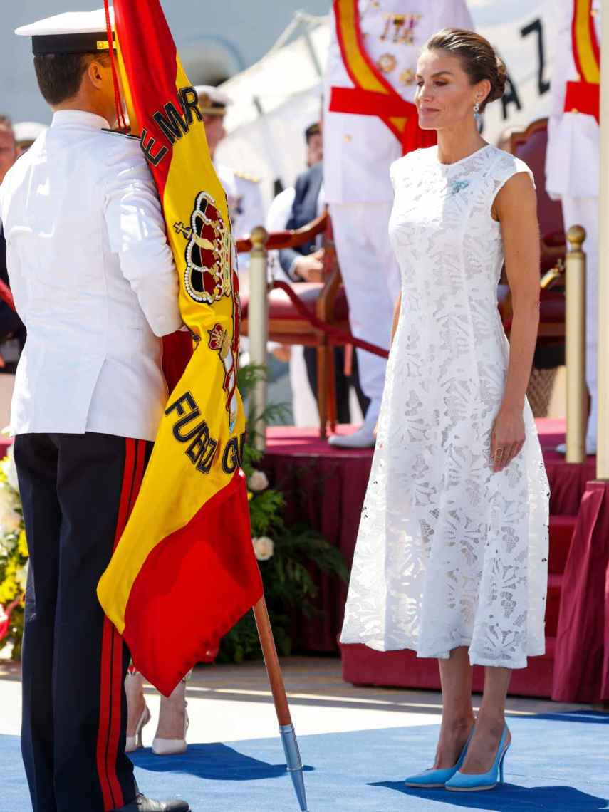 Relacionado petrolero Lima Letizia tumba el legado de Sofía: su vestido blanco bordado para amadrinar  la entrega de la bandera