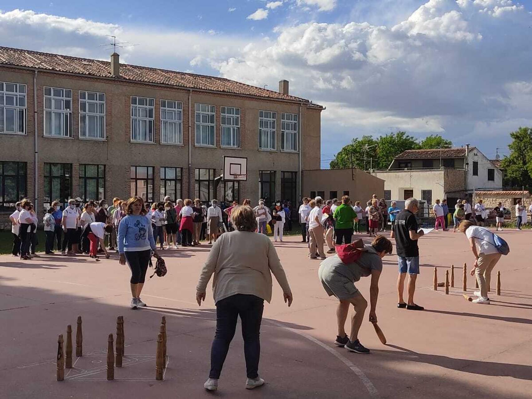 Los participantes en la primera jornada del Torneo Interpueblos de la Diputación de Segovia, este sábado.