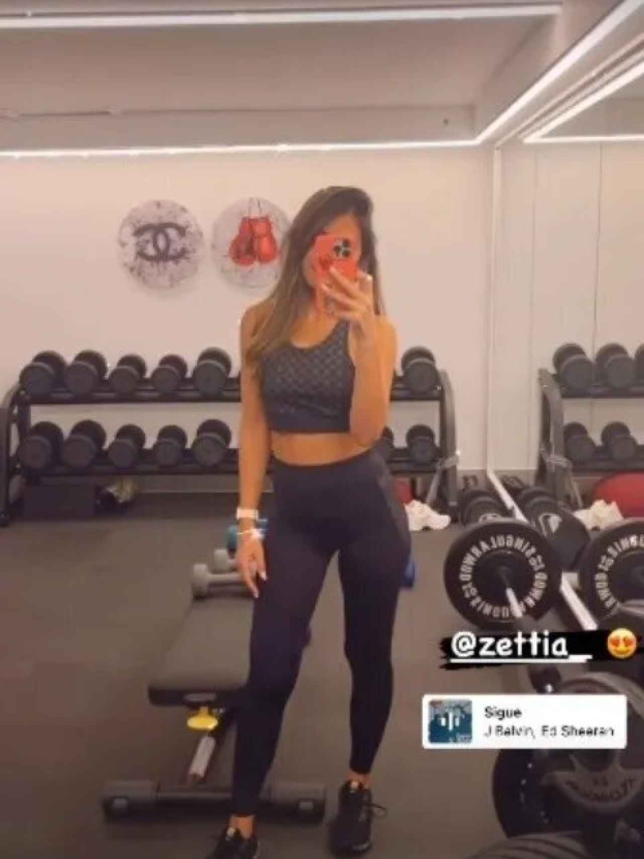 Antonela Roccuzzo, entrenando en su gimnasio con el conjunto de Zettia.