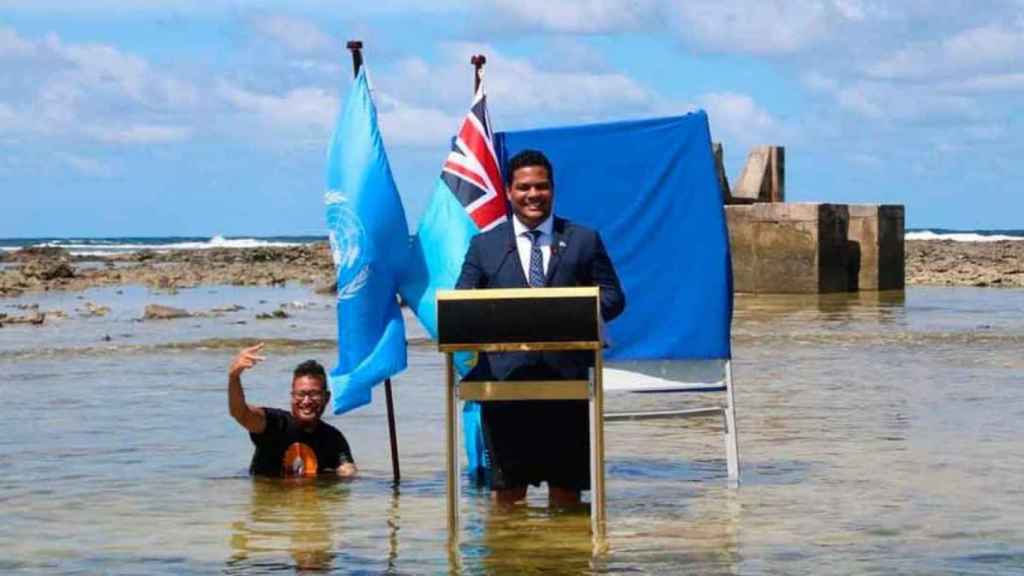 El ministro tuvaluano, Simon Kofe, escenificó la situación que vive el país por culpa del cambio climático en un discurso a la COP26