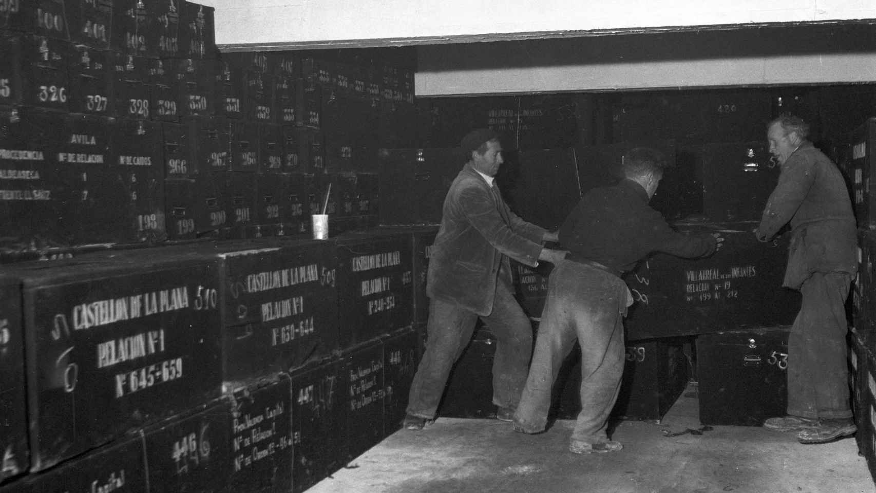 Cajas de restos humanos en una cripta del Valle de los Caídos, abril de 1959.