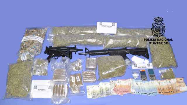 Imagen de la droga y los objetos incautados facilitada por la Policía Nacional.