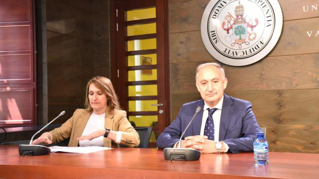 Rocío Lucas, consejera de Educación de la Junta de Castilla y León, junto a Antonio Largo, rector de la UVa