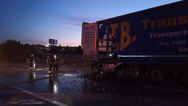 Las llamas calcinan un camión que transportaba carbón en Simancas