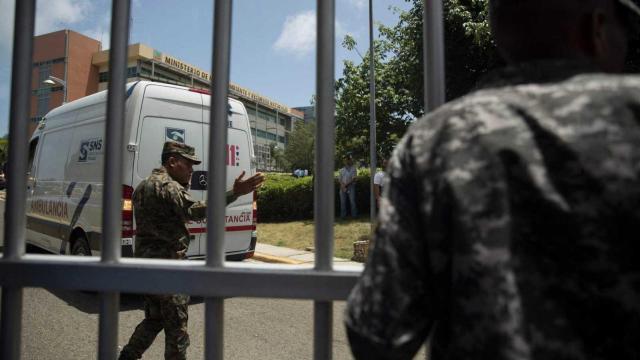 Una ambulancia frente al Ministerio de Ambiente.