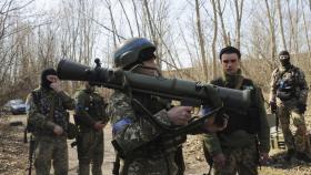 Los militares ucranianos estudian un sistema de armas lanzado desde el hombro de Suecia Carl Gustaf M4 durante una sesión de entrenamiento en las afueras de Járkov.