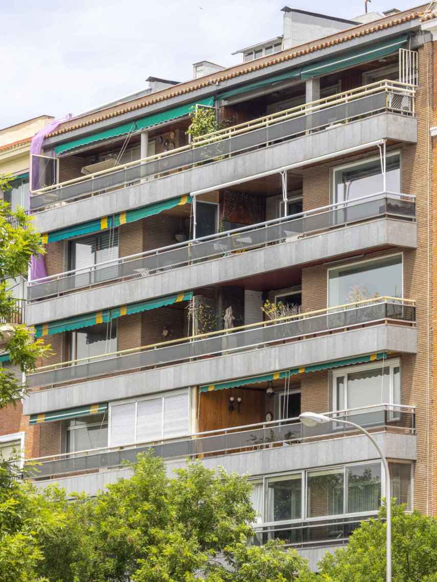 Imagen del edificio de Pintor Rosales con sus diferentes terrazas privadas.