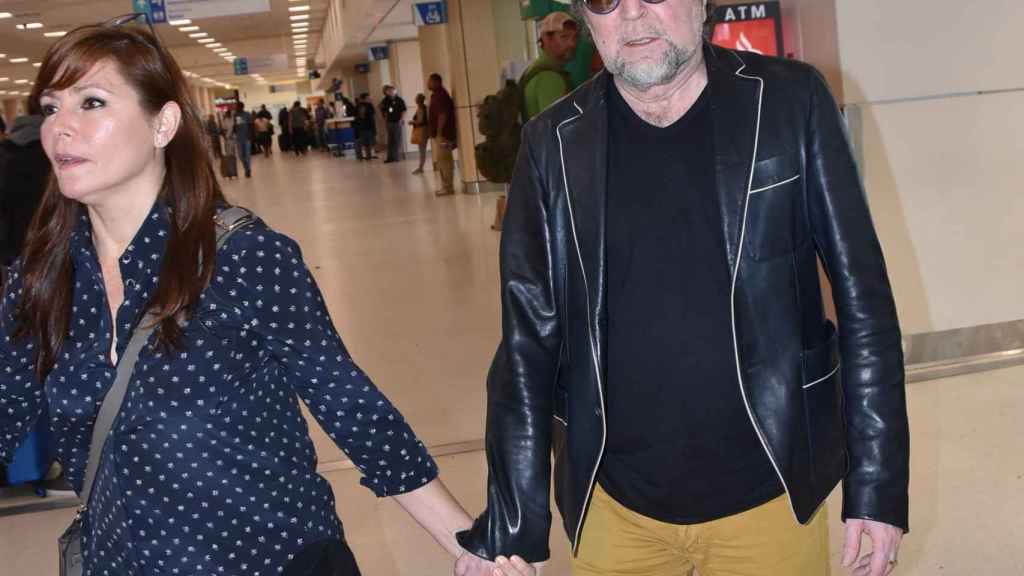 Joaquín Sabina y su mujer, Jimena, en el aeropuerto de Puerto Rico en febrero de 2018.