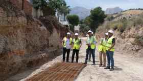Miguel Ángel Ivorra, concejal de Urbanismo y Bernabé Cano, alcalde de La Nucía visitan la obra junto a técnicos municipales y técnicos de obra.