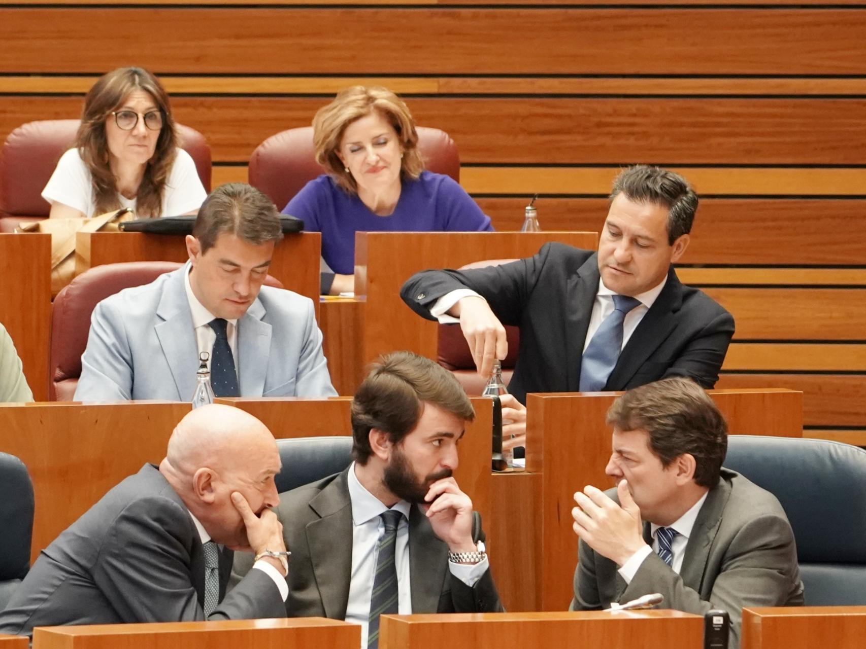 El vicepresidente, Juan García-Gallardo, y el presidente, Alfonso Fernández Mañueco, charlan en las Cortes durante el pleno de este miércoles.