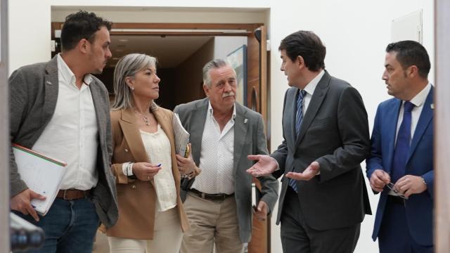 El presidente de la Junta, Alfonso Fernández Mañueco, de reúne con los alcaldes de Toro, Venta de Baños y Aguilar de Campoo, para hablar de la situación actual de la galletera SIRO