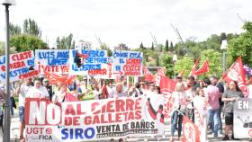 Manifestación de trabajadores de Siro a las puertas de las Cortes