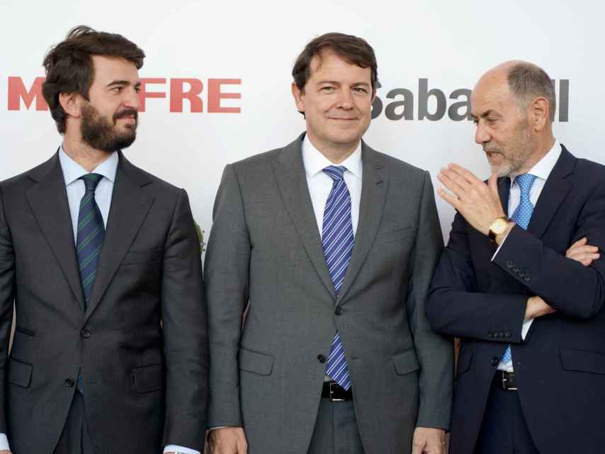 El presidente de la Junta, Alfonso Fernández Mañueco, su vicepresidente, Juan García-Gallardo, y el presidente de ACOR, Jesús Posadas.