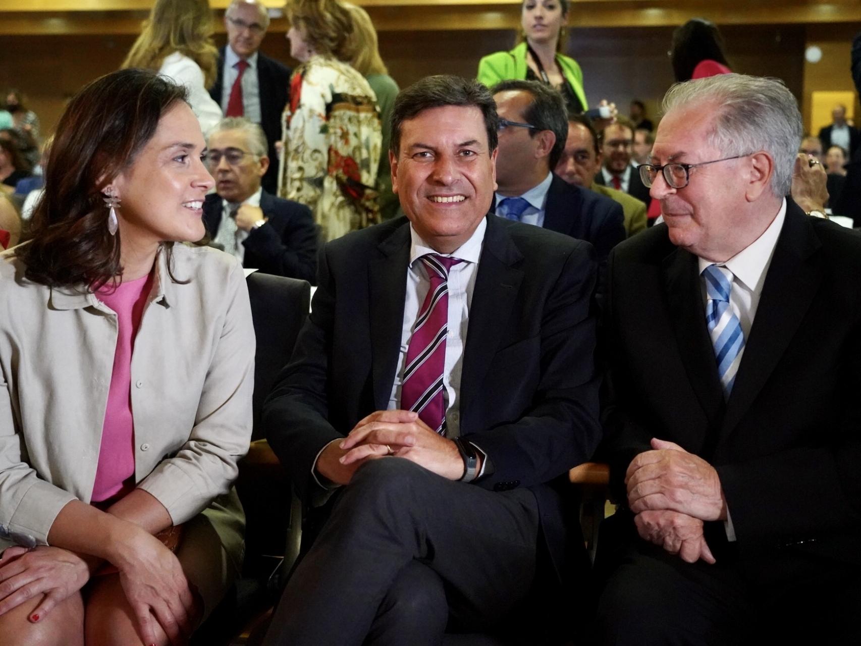 El consejero de Economía, Carlos Fernández Carriedo, junto a Adriana Ulibarri y al Premio Personaje Único, Felipe Romera.