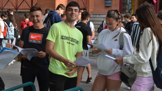 Alumnos en el Aulario de Valladolid antes del comienzo de la EBAU