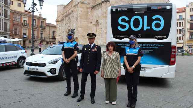 Autobús urbano de Zamora rotulado con la nueva campaña contra la violencia de género, junto a la la concejala del área, Concha Rosales, y el jefe de la policía municipal, Tomás Antón