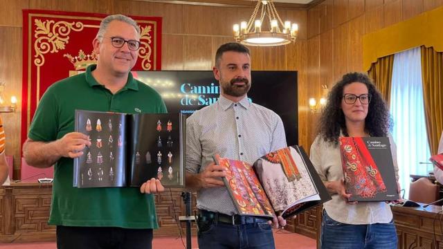 El diputado de Cultura, Educación, Deportes Turismo y Promoción del Territorio, Jesús María Prada Saavedra, y el presidente de la Agrupación Belenista La Morana, Francisco Iglesias Escudero, y la gerente de la Editorial Semuret, Judith Pino