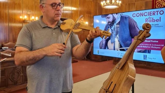 El vicepresidente segundo de la Diputación de Zamora y diputado de Cultura, Jesús María Prada, tocando el rabel