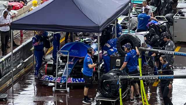 El Alpine de Fernando Alonso se protege de la lluvia en Mónaco