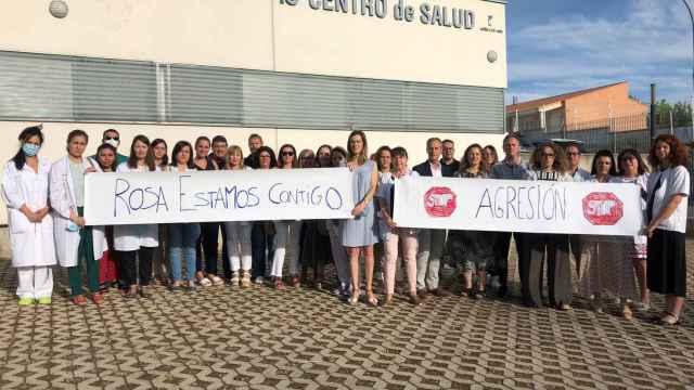 Profesionales del Centro de Salud de Camarena se concentran en apoyo a la enfermera agredida en Chozas de Canales.