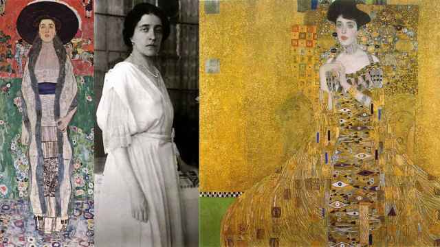 Adele Bloch-Bauer, en el centro, entre los dos retratos que le hizo Gustav Klimt.