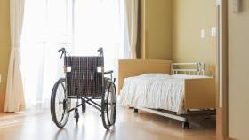 Una habitación vacía en una residencia de ancianos.