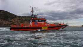 La embarcación Draco de Salvamento Marítimo donde han sido rescatados con vida 4 tripulantes de la patera y 3 fallecidos.