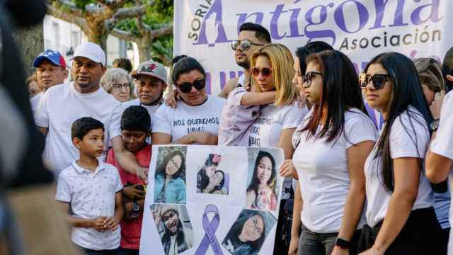 La familia de la mujer asesinada en Soria sostiene una pancarta con fotos de la víctima