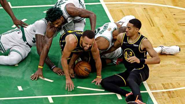 Los Boston Celtics y los Golden State Warriors pelean por un rebote