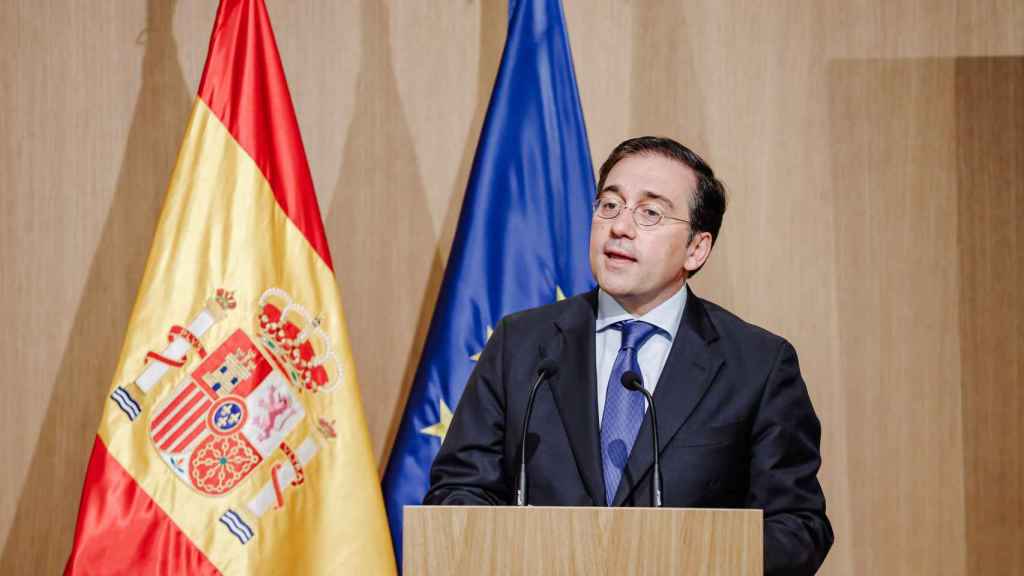 José Manuel Albares, ministro de Exteriores, antes de atender improvisadamente a la prensa en el seminario sobre la cumbre de la OTAN.