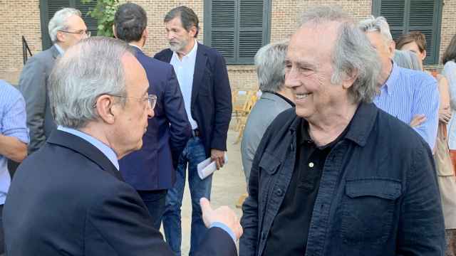 Florentino Pérez y Joan Manuel Serrat se han encontrado en la entrega del premio 'Alfredo Pérez Rubalcaba'.