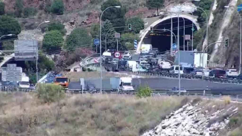 Varios de retenciones en la A-7, en Málaga, tras vuelco un camión