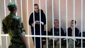 Los británicos Aiden Aslin y Shaun Pinner, y el marroquí Braguim Saadun en una celda en la región prorrusa de Donestk.