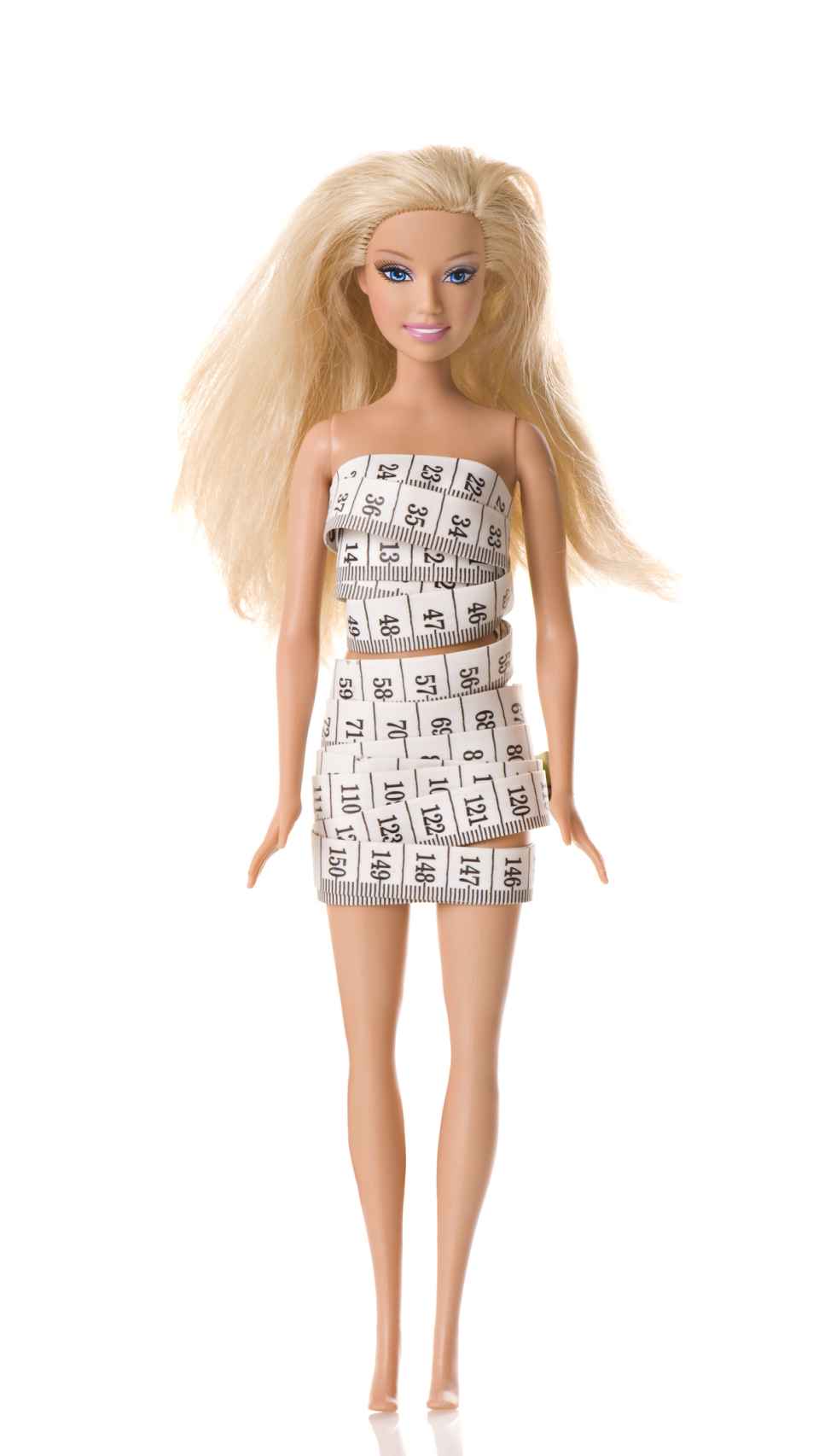 Muñeca Barbie vestida con un metro.