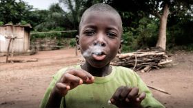 África, el nuevo objetivo de las tabacaleras tras el descenso del número de fumadores en Occidente