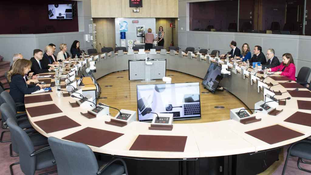 Imagen de la reunión este viernes en Bruselas entre Albares y Dombrovskis