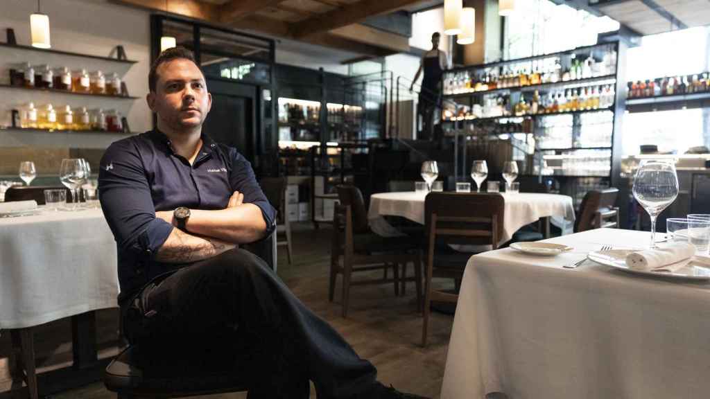 El chef Manuel Villalba, sentado en el restaurante Molino de Pez, ha concedido una entrevista a EL ESPAÑOL.