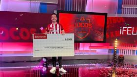 Óscar con el cheque del premio de 'Locos x el fútbol'