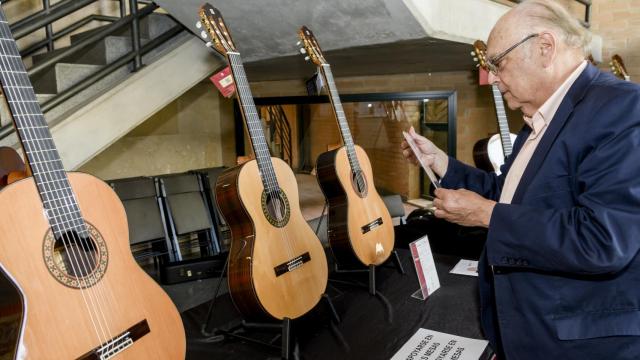 Una exposición de guitarras españolas.