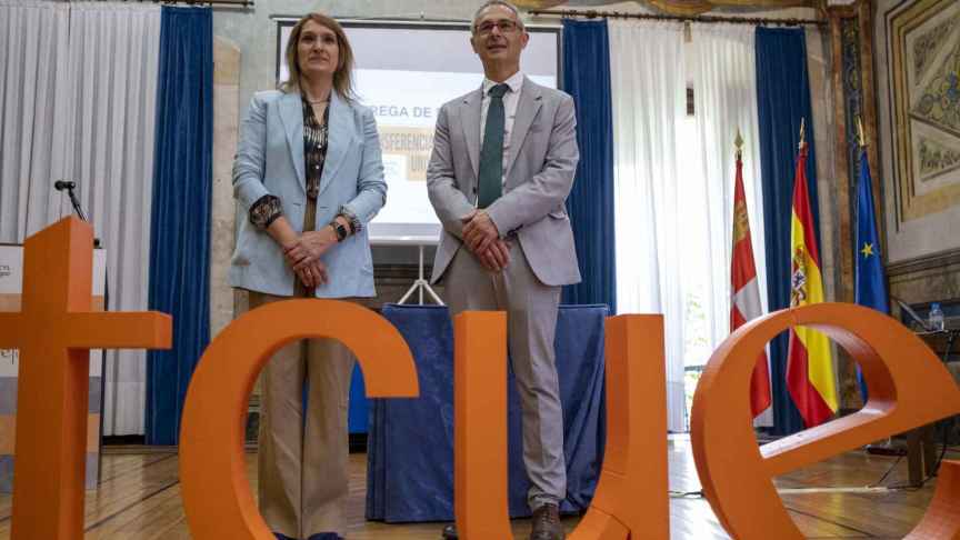 La consejera de Educación, Rocío Lucas, junto al rector de la Usal, Ricardo Rivero, esta mañana en los premios TCU