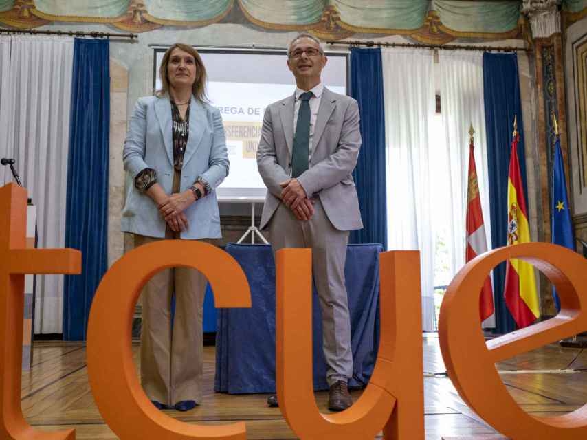 La consejera de Educación, Rocío Lucas, junto al rector de la Usal, Ricardo Rivero, esta mañana en los premios TCUE