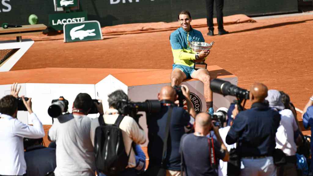 Rafa Nadal es fotografiado por la prensa con su 14º Roland Garros