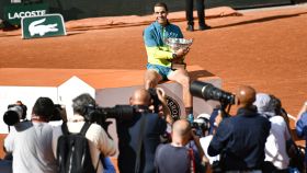 Rafa Nadal es fotografiado por la prensa con su 14º Roland Garros
