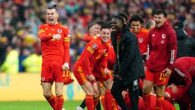 Gareth Bale y su compañero celebran su victoria ante Ucrania que les da el pase al Mundial