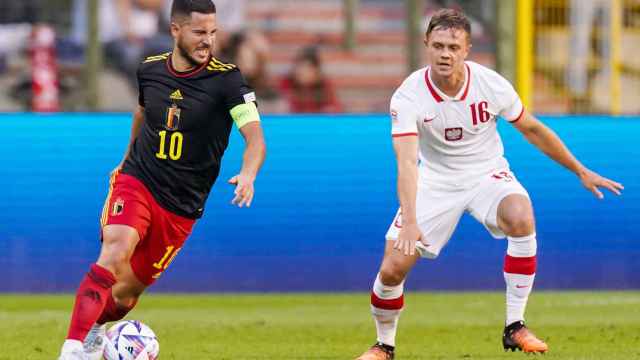 Eden Hazard encara a un defensa de Polonia
