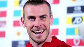 Gareth Bale sonríe en rueda de prensa.