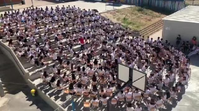 Final de curso espectacular: más de 200 alumnos interpretan a Beethoven con sus propios cuerpos