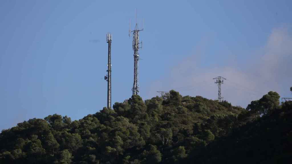 Antenas de telefonía en torres de telecomunicaciones situadas en Mequinenza (Zaragoza)