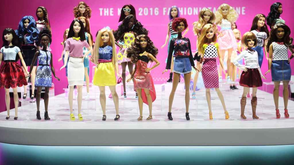 Barbies fashionistas, de Mattel, en la Feria del Juguete en Nueva York, 2016. La compañía introduce por primera vez Barbies con curvas, pequeñas y altas.